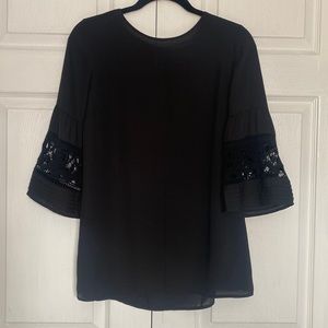 Danielrainn adorable black top with detailed cutout sleeves. Size small petite